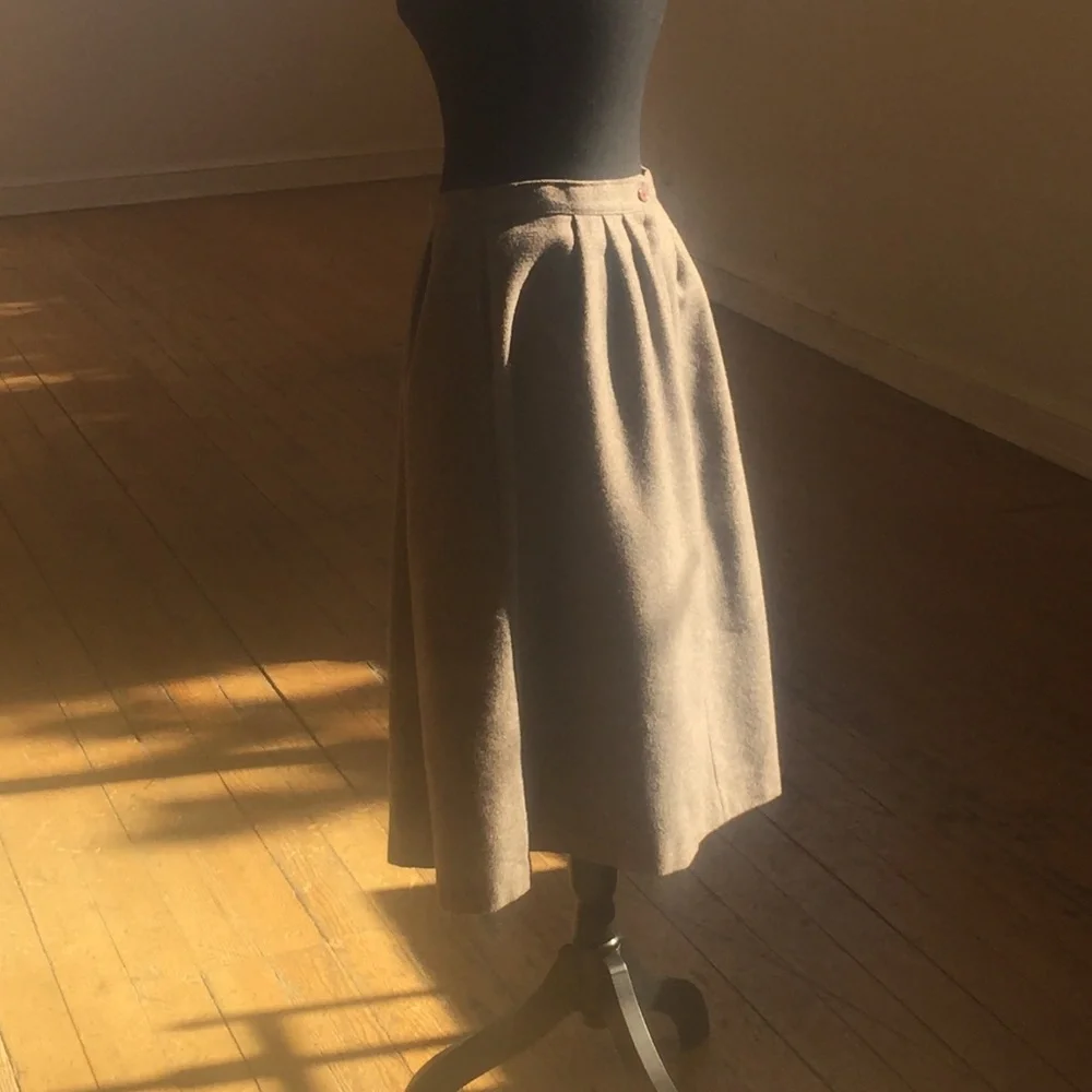Vintage tan/taupe polyester/wool medium length skirt